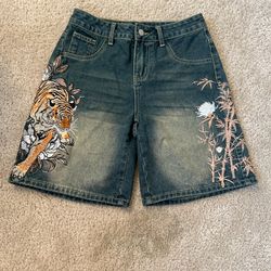 ROMWE green vintage washed embroidered jorts | XS