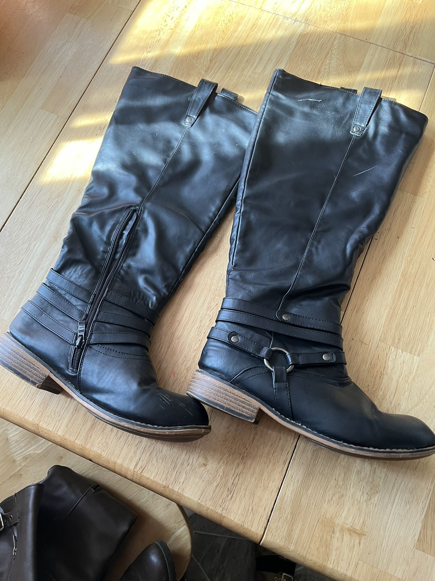 Boots Size 8.5 Black Womens