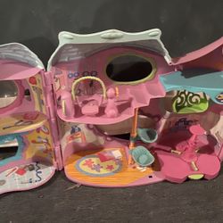 Pet Shop House.