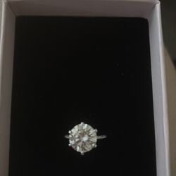 STERLING SILVER MOISSANITE RING SIZE 6