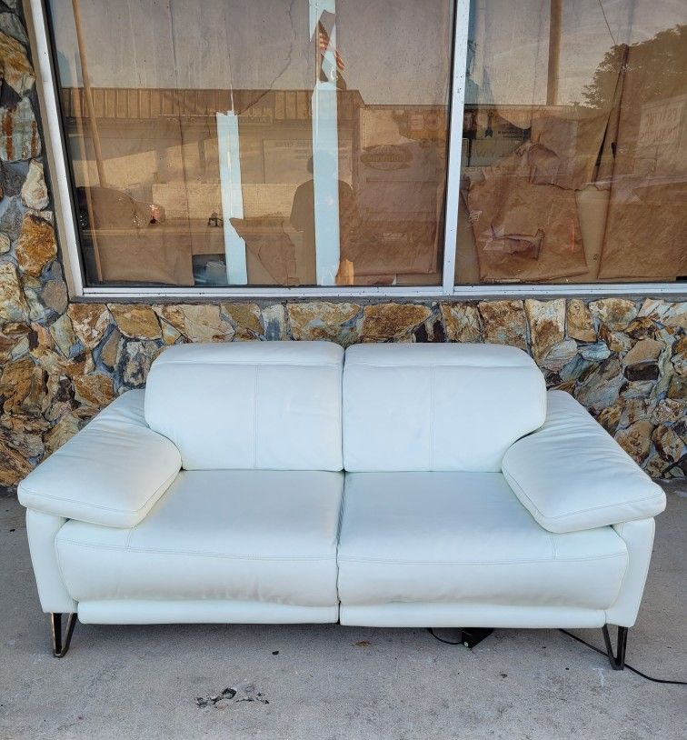 White premium Italian leather recliner sofa, white couch. https://offerup.com/redirect/?o=c2VjdGlvbmFsLkZ1cm5pdHVyZQ== interior design mueble