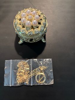 New Goldtone Box With Goldtone Necklace “V” Lobster Claw. (Johnstown Ohio)
