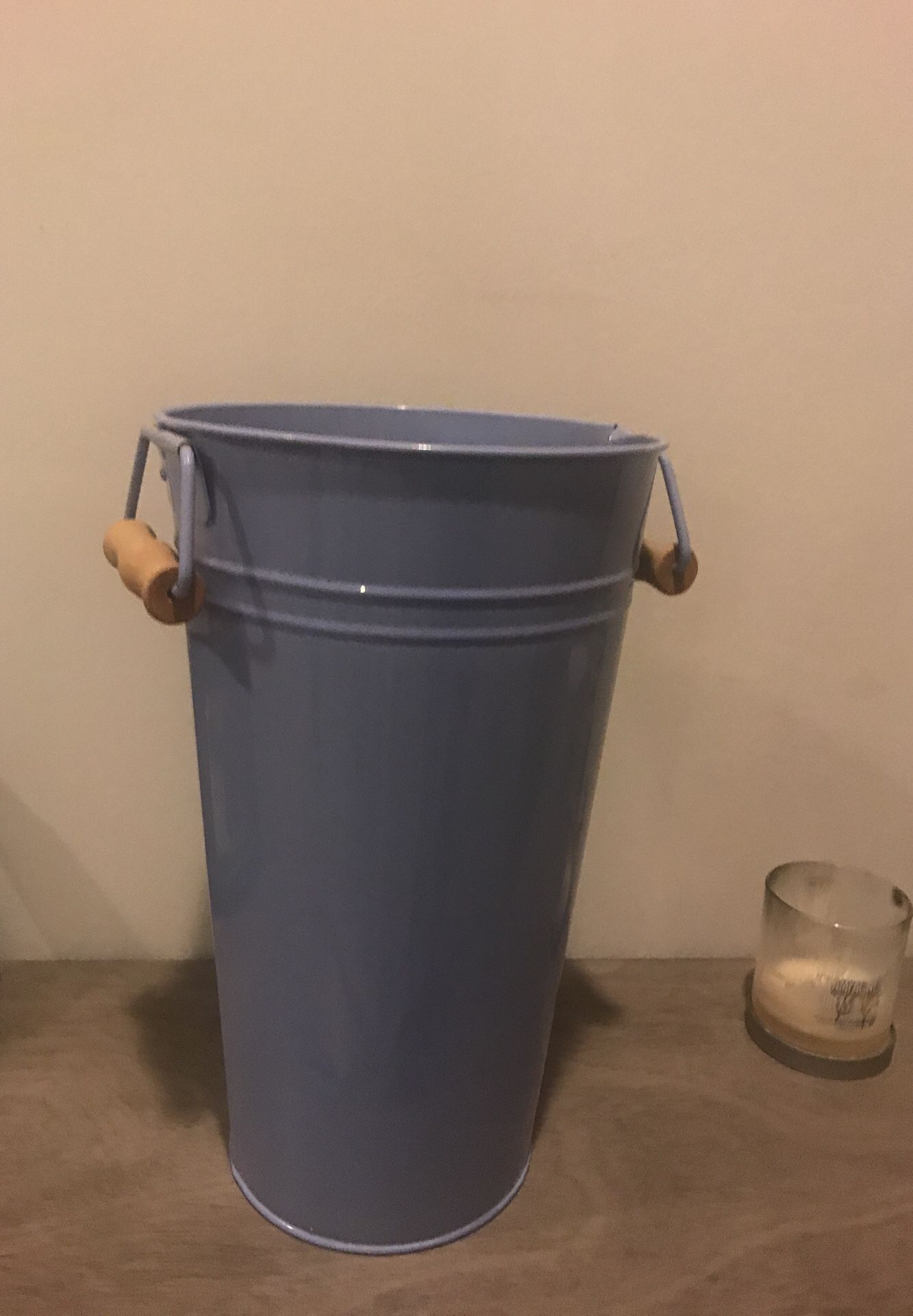 Tall periwinkle bucket