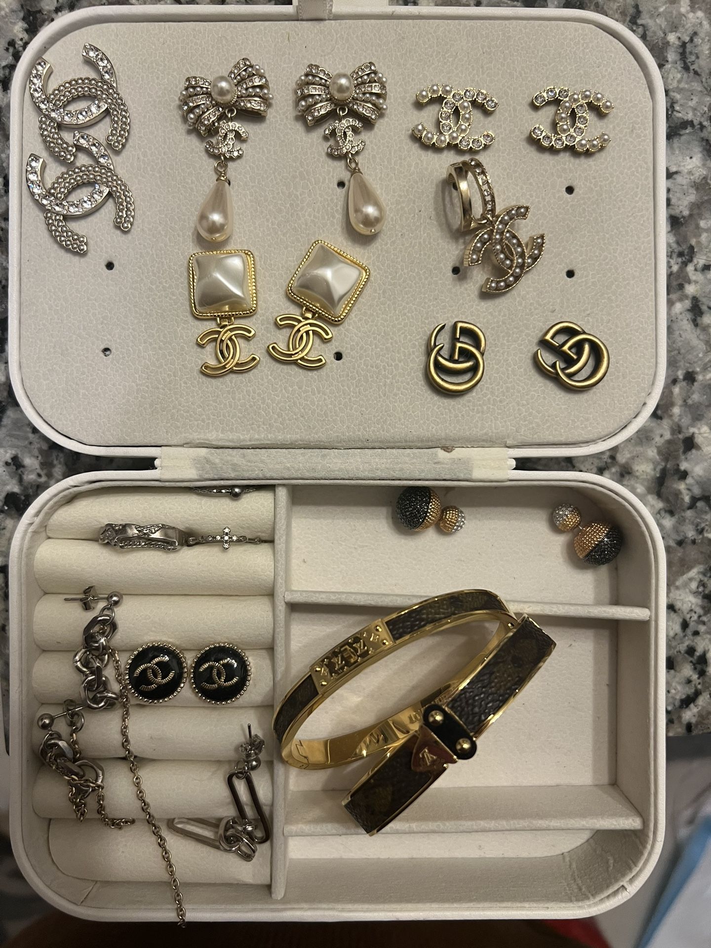Earrings & Bracelets (Full Set Only Not Authentic）