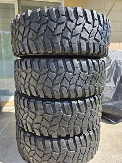 40x13.50x17 Cooper discoverer tires
