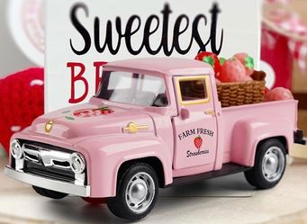 🍓🤍🩷Super Adorable Farmhouse Country Pink Strawberry Metal Truck Decor With Strawberries🍓~ New