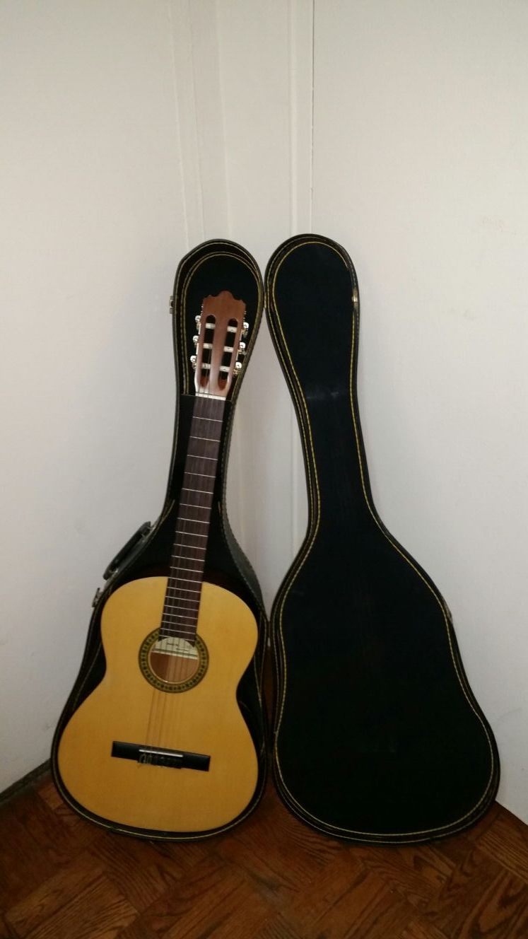 J.Reynolds Classical Guitar JRC10 with hard case.