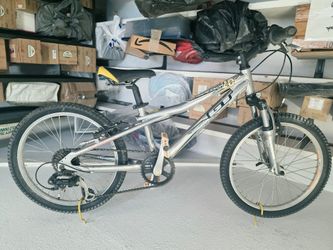 GT Aggressor 24” Kids Youth Mountain Bike 21-Speed Shimano