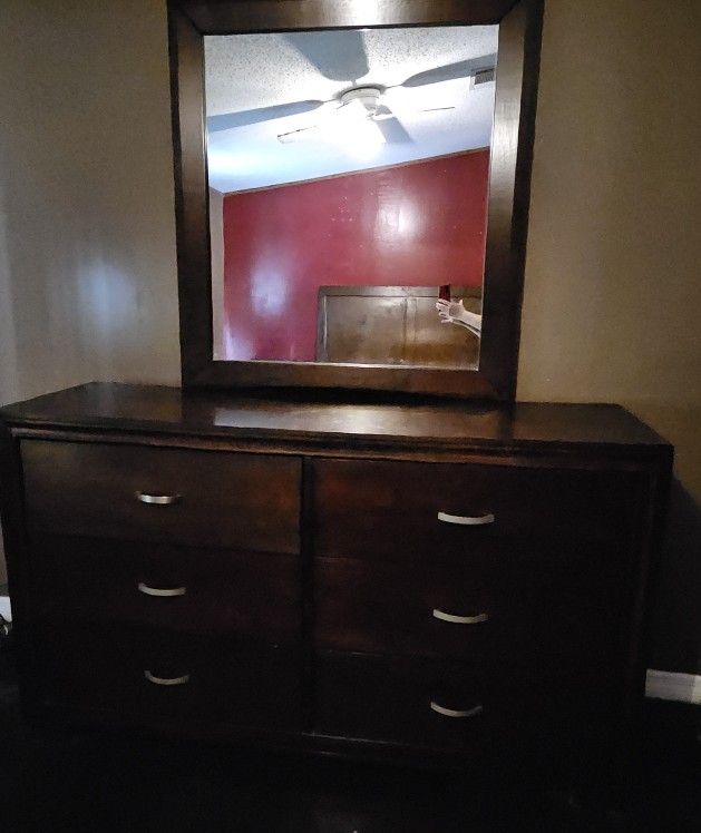 Badcock Queen Bedroom Set Two Nightstands Two Dressers