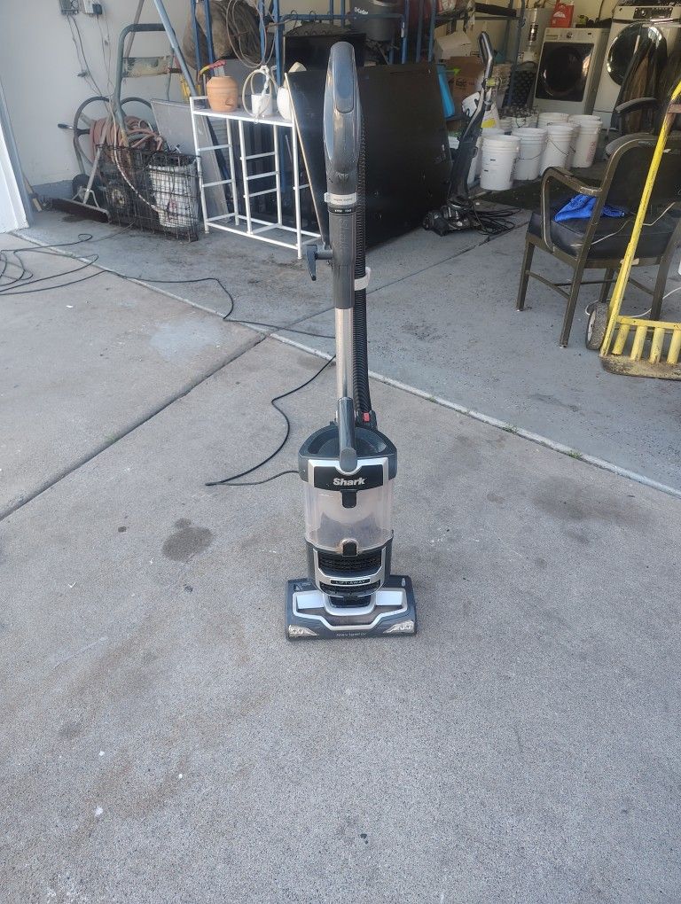 Used Shark Navigator Lift Away Deluxe Upright Vacuum