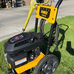 DEWALT GAS 3100 PSI PRESSURE WASHER WITH HONDA ENGINE 