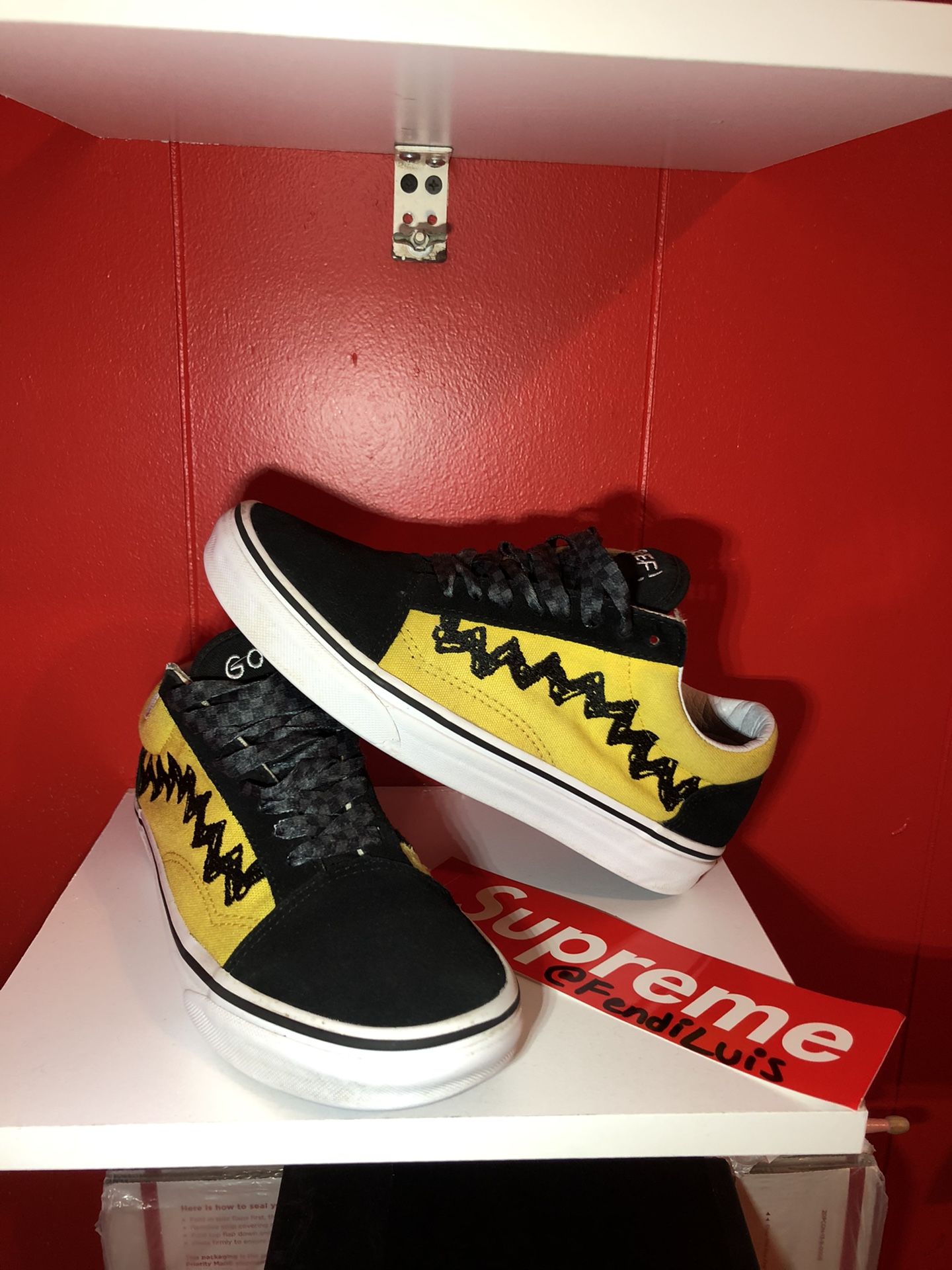 VANS X PEANUTS OLD SKOOL CHARLIE BROWN Collectible LIMITED EDITION size 6.5 men’s