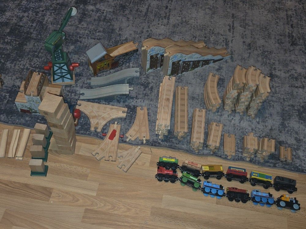 Thomas & Friends Lot: Trains, wooden tracks and extra pieces
