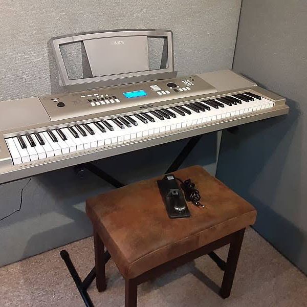 Yamaha Keyboard Piano + Stand