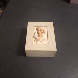 Willow Tree Family Keepsake Box, Carved 3D Relief On Lid, Sculpture Created By Susan Lordi For Demdaco 5.25 x 4 1/8 x 2"H SEE DESCRIPTION