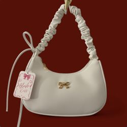 white faux leather shoulder bag (s) with bow detail n gold accents🎀