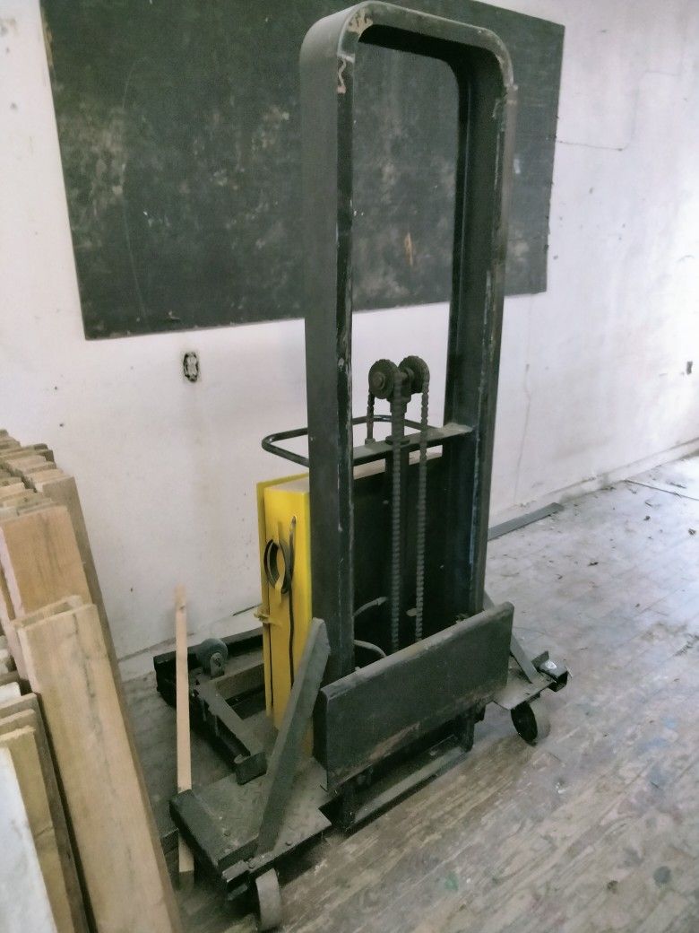 Semi-Electric Straddle Stackers

Stackers And Positioners

Semi-Electric Straddle Stackers

(Forklift)