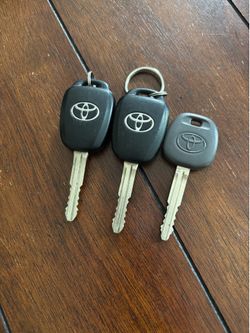 Authentic 3 Toyota car keys