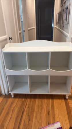 White bookcase/storage bin