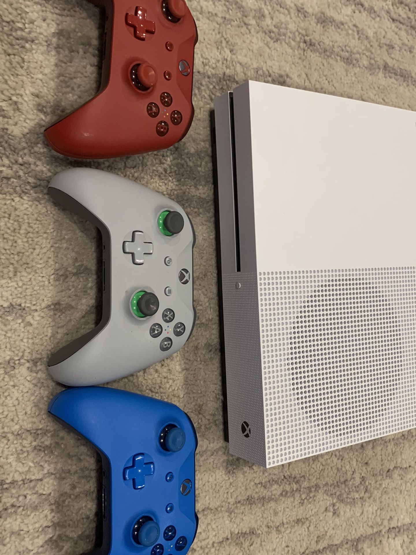 Xbox One S 1TB & 3 Custom Controllers