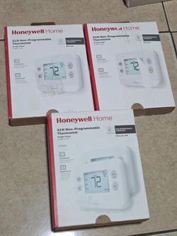 Lot of 4 Programmable Thermostats