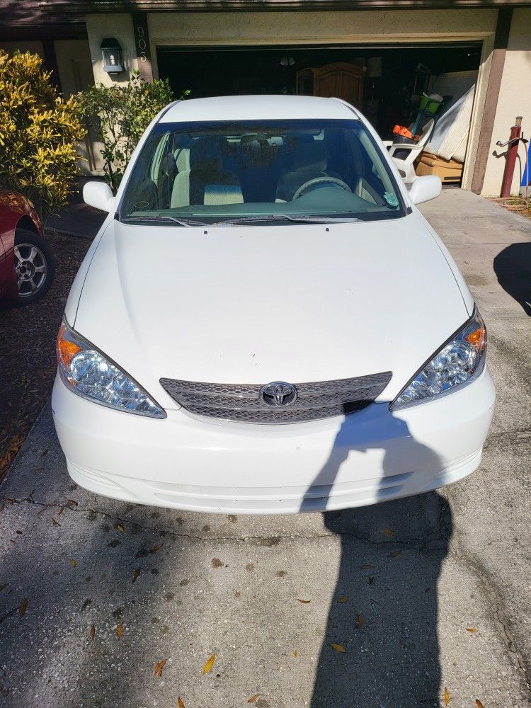 2002 CAMRY XLE  NEW TIRES AND HEADLIGHTS 