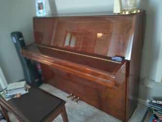 Yamaha Upright Piano – Excellent Condition