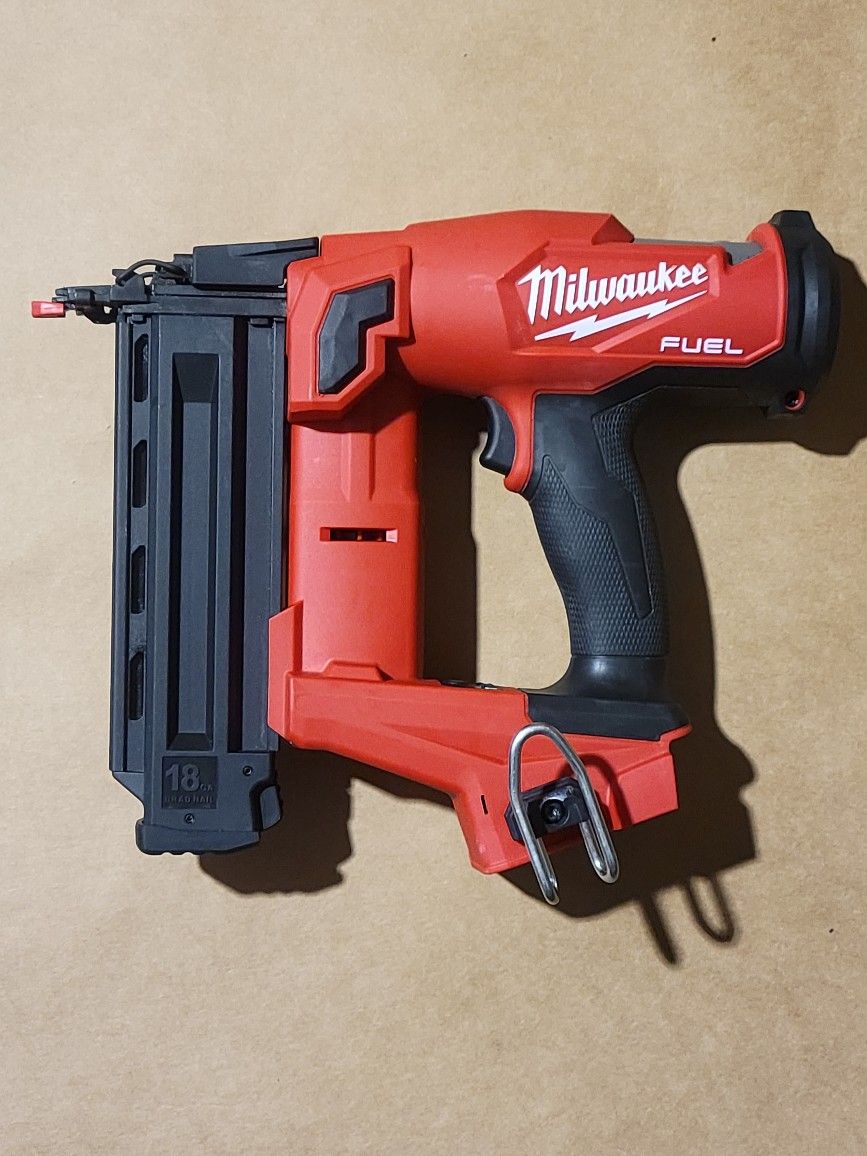 Milwaukee M18 18G Brad Nailer