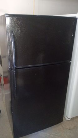 GE top and bottom refrigerator