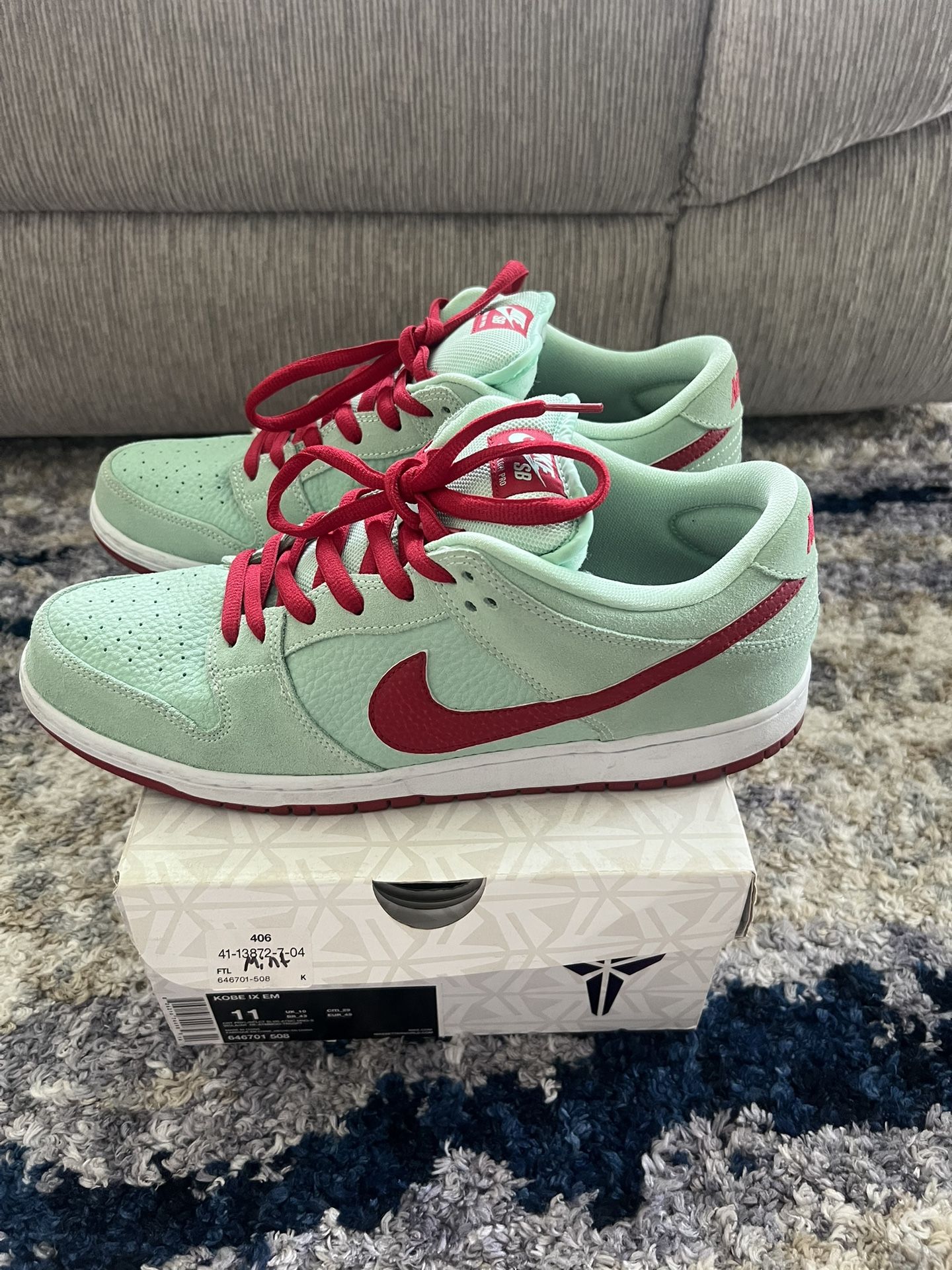 Nike SB Dunk Mint Red
