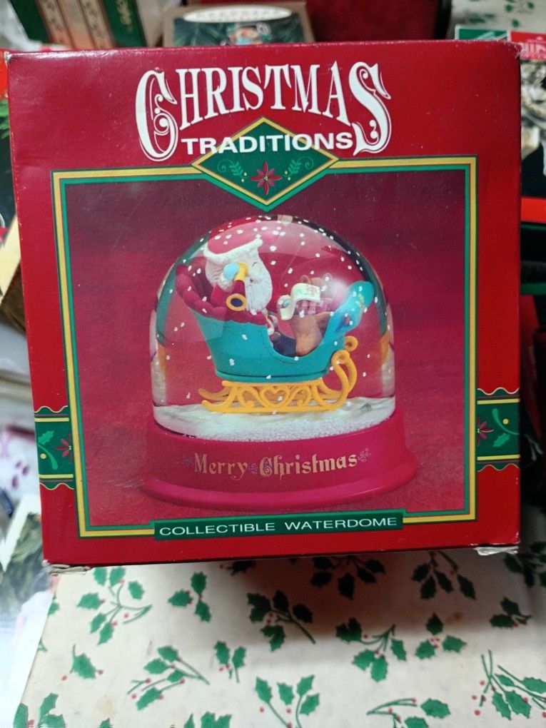 Hallmark Collectible Snow globe 