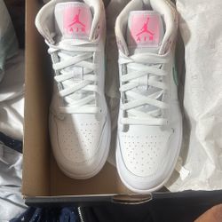 Air Jordan mid, Size 7 Youth 