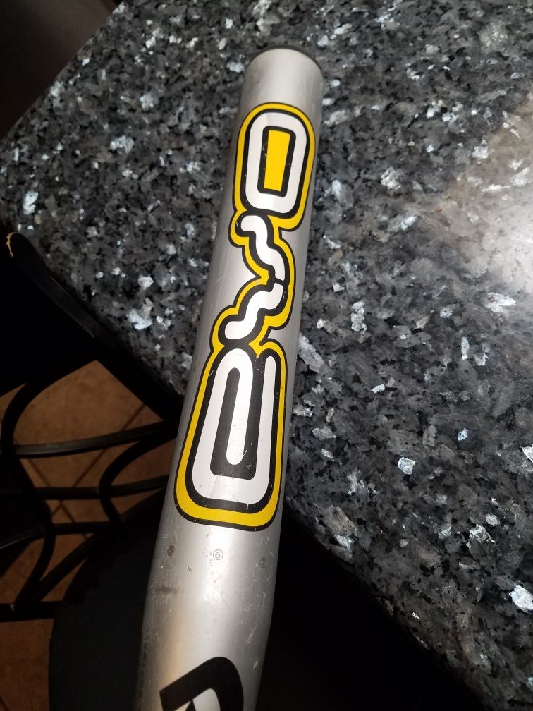 DEMARINI EVO AX COMPOSITE SOFTBALL BAT 34/28 (TRADE )