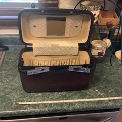 Vintage Samsonite 1970s Cosmetic Hard Case. This Is The Sentry II Case With Mirror, 3 Elastic Storage Compartments And Key. 