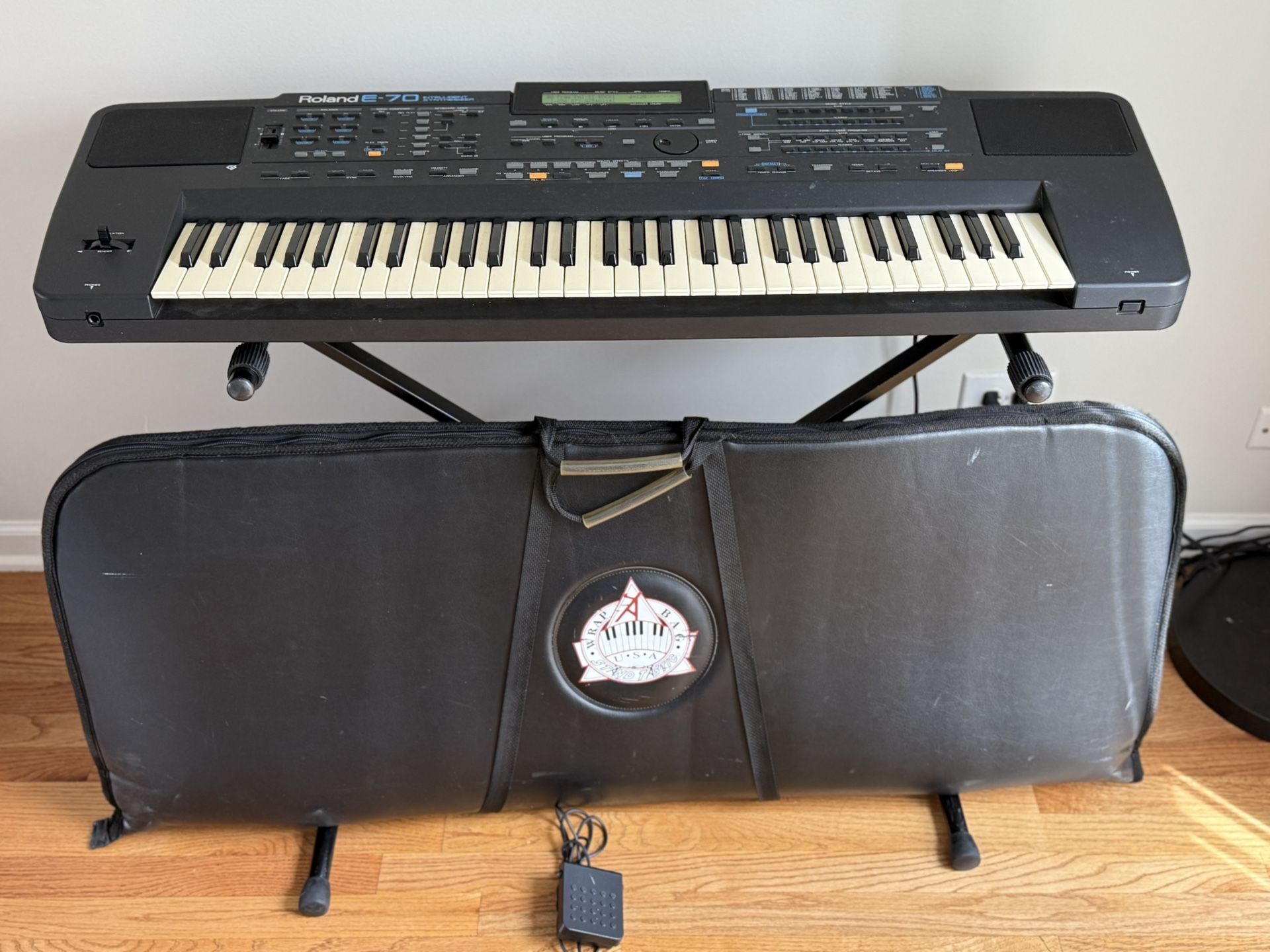 ROLAND E-70 Intelligent Synthesizer Keyboard.