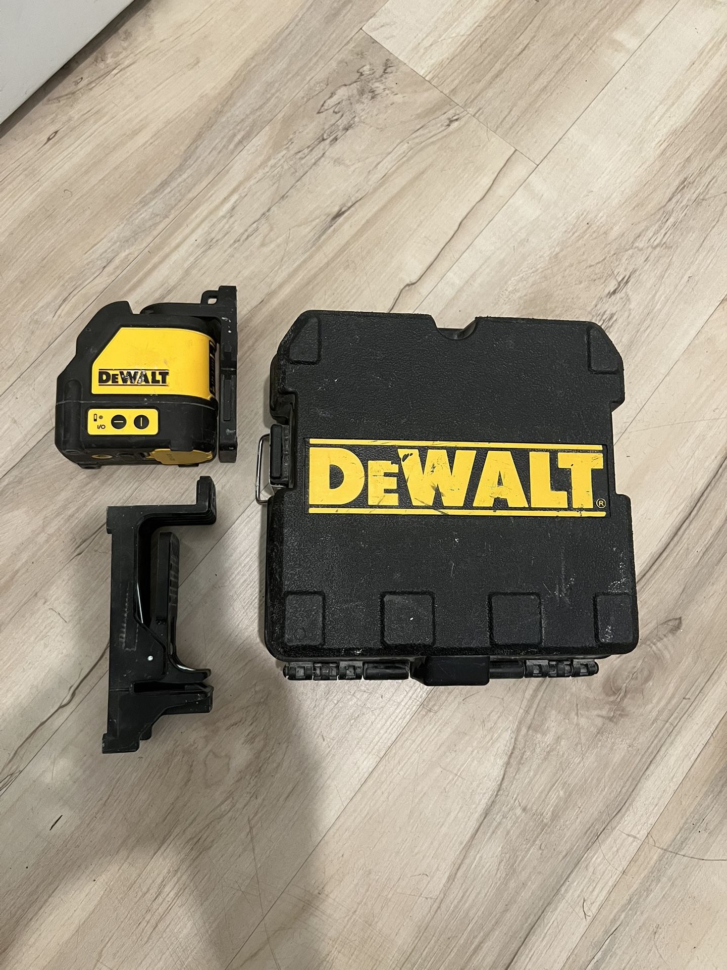 DEWALT BATTERY POWERD LASER LEVEL. COME WITH NEW BATTERIES AND CARRYING CASE $$55.00 OR BEST OFFER