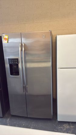 Nice like new GE side by side refrigerator