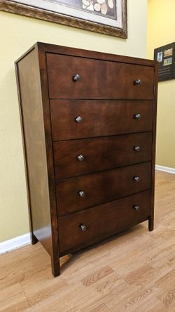 Clean and Nice Brown 5 Drawer Chest / Tall Dresser.