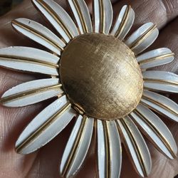 Vintage AVON Daisy Flower Brooch Pin Perfumer