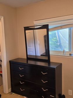 Queen bedroom set with mattress if want