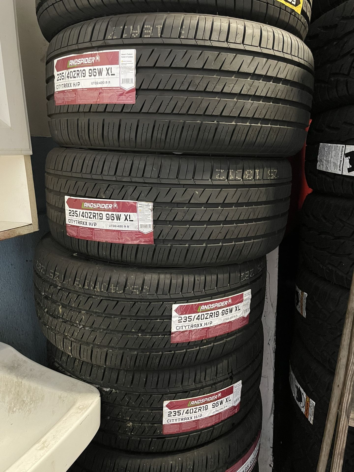 Vendo Un Set 235/40ZR19 Marca LANDESPIDER