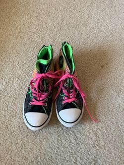 Chuck Taylor’s size 4 girls