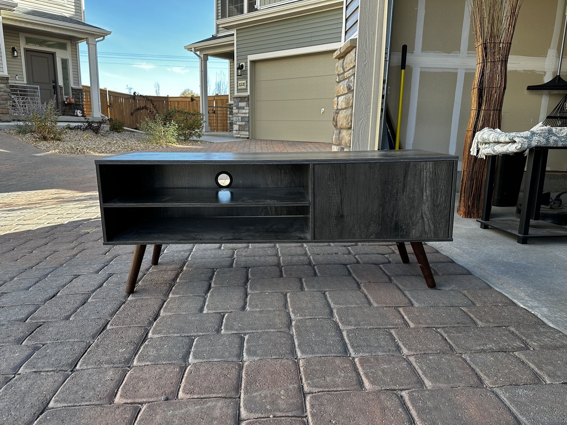 Tv Entertainment Center/ Tv Stand