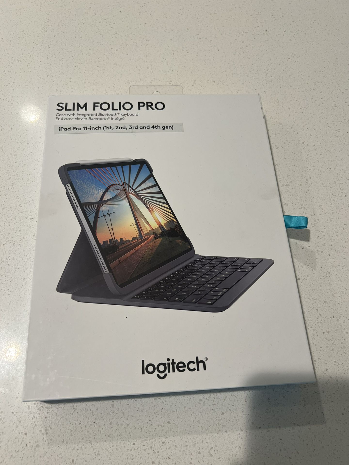 Eentonig Nederigheid Voeding Logitech Slim Folio Pro Keyboard Case for iPad Pro 11-inch for Sale in  Kingsburg, CA - OfferUp