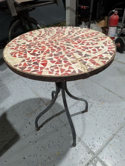 Round patio table