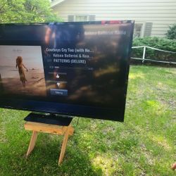 Vizio 70" TV No Holds Works Good 