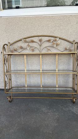 23x21 nice showcase. With three selves removable tempered glass.