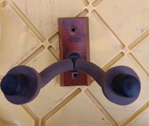 String Swing guitar hanger holder. (1)