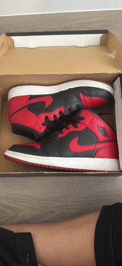 Air Jordan 1 Mid red and black