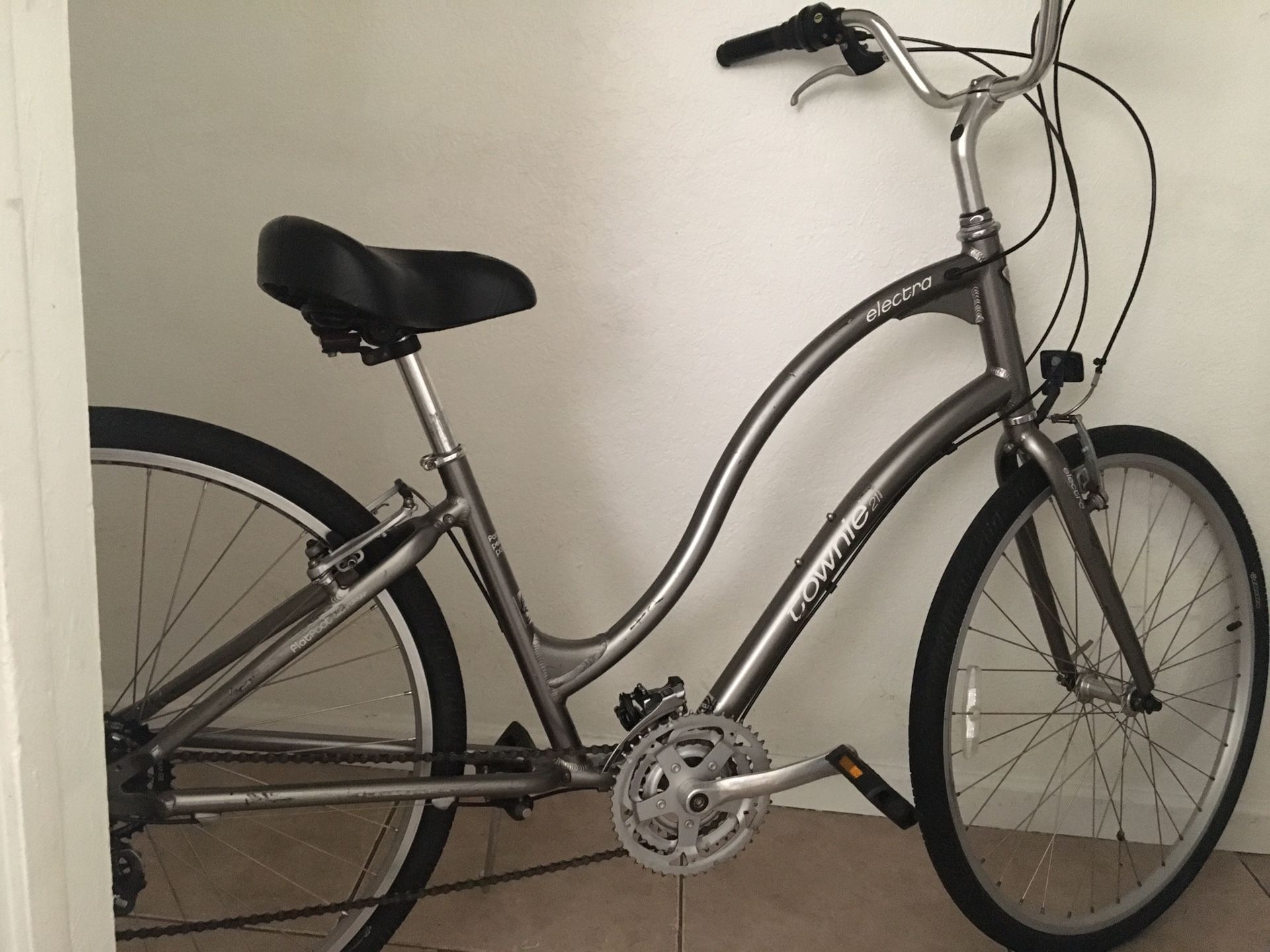 Townie Electra cruiser bike